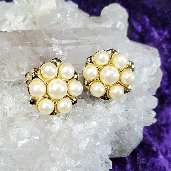 REDUCED!  CLASSY Vintage Faux Pearl Clip Earrings - Picture 8 of 8